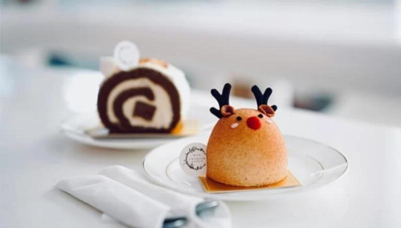 Le festin de Noël français avec dinde, champagne et bûche